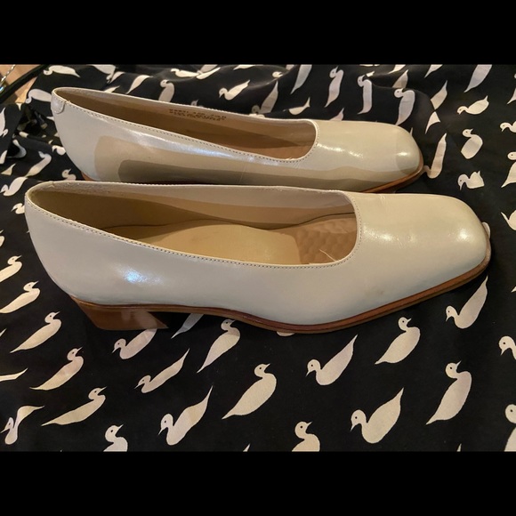 NEW in box - Rockport real leather Nude Cream Beige loafer - size 7.5 - Picture 2 of 9